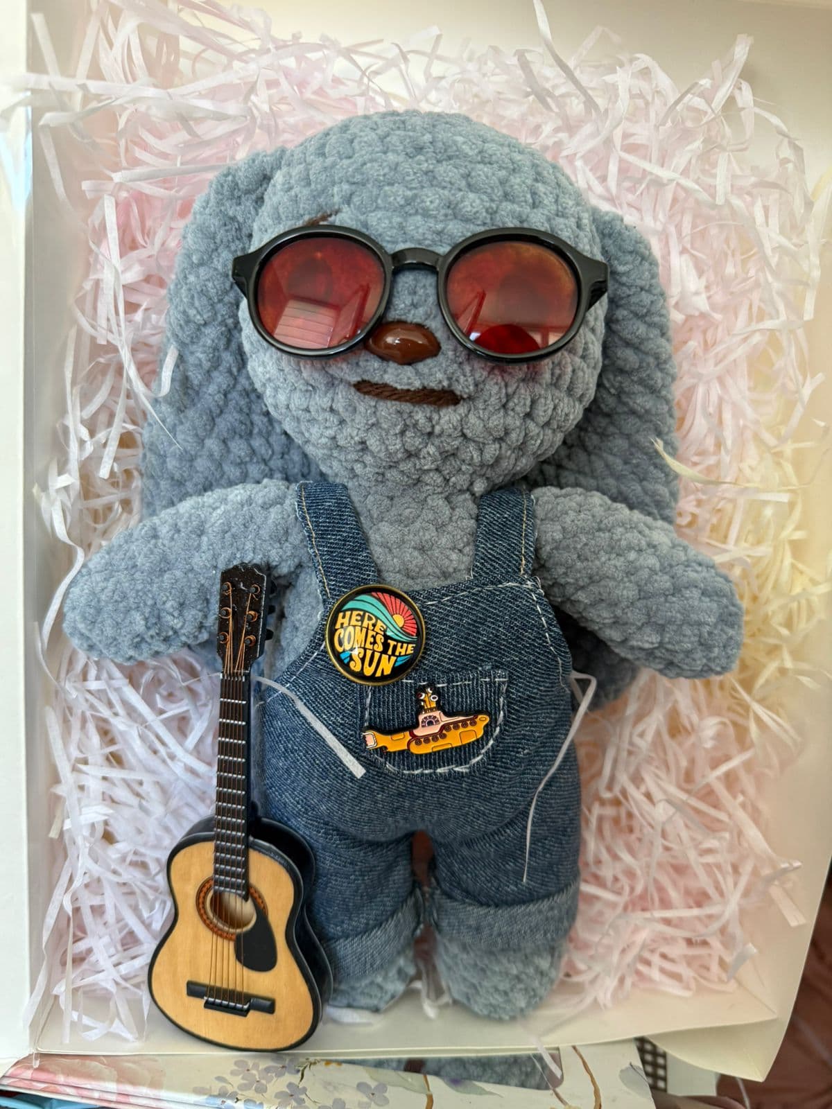 Foto de Hippie Gray Bunny with Guitar